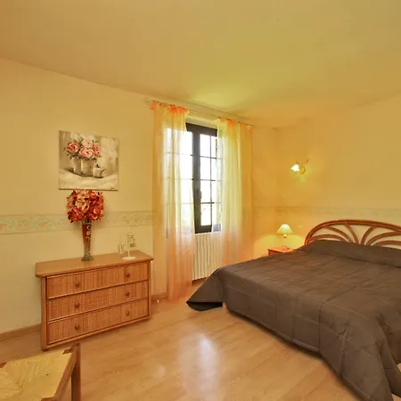 Combas Village De * Saint-Crépin-et-Carlucet